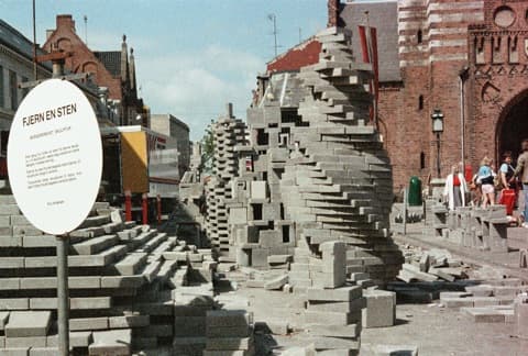 Walking Wall (Photo: Berty Skuber, 1985)
