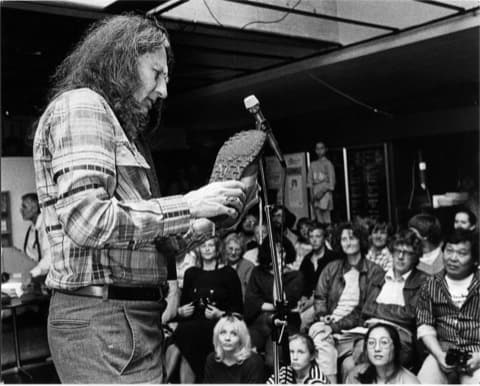 Jackson Mac Low describes his shoes to the audience (Photo: Michael Lange, 1985)
