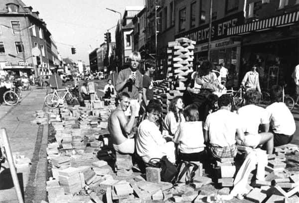 Walking Wall (Photo: Kirsten Justesen, 1985)
