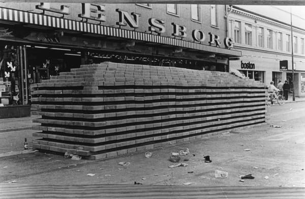 Walking Wall (Photo: Kirsten Justesen, 1985)
