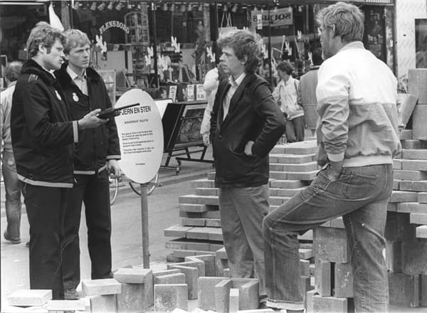 Eric Andersen in conversation with the police (Photo: Kirsten Justesen, 1985)
