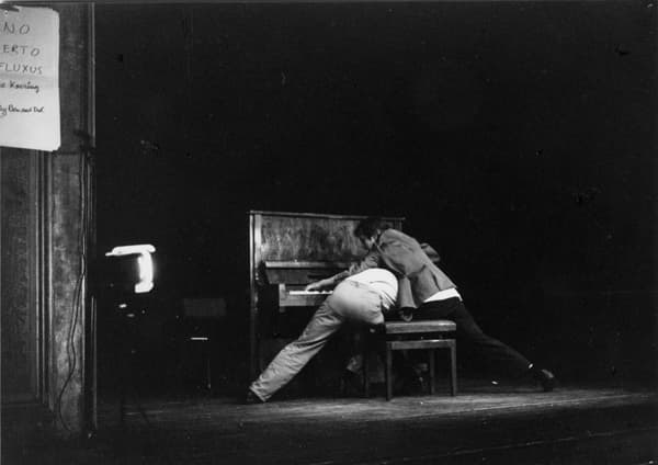 Eric Andersen and Ben Vautier performing Piano Concerto for Fluxus by Koering (Photo: Kirsten Justesen, 1985)
