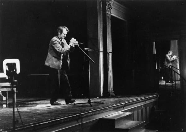 Ben Vautier performing Micro by Kuzugi (Photo: Kirsten Justesen, 1985)
