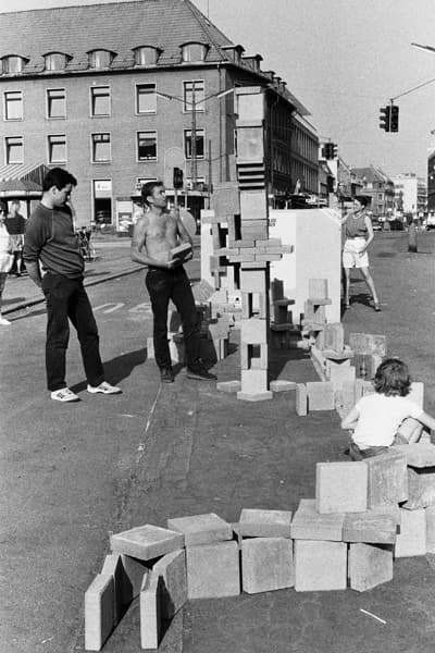 Walking Wall (Photo: Berty Skuber, 1985)
